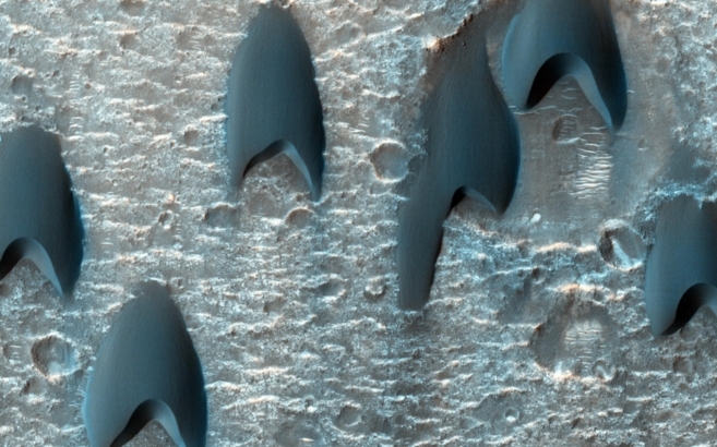 Dunas con forma de V captadas por la sonda MRO.