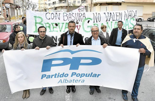 Miembros del PP en la marcha por el vertedero de Albatera, el domingo.