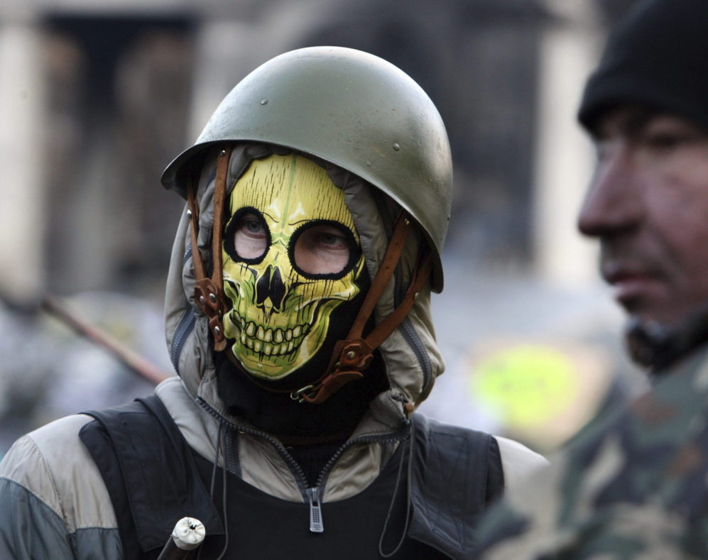 17 de Febrero del 2014. Un manifestante ataviado con un casco militar...