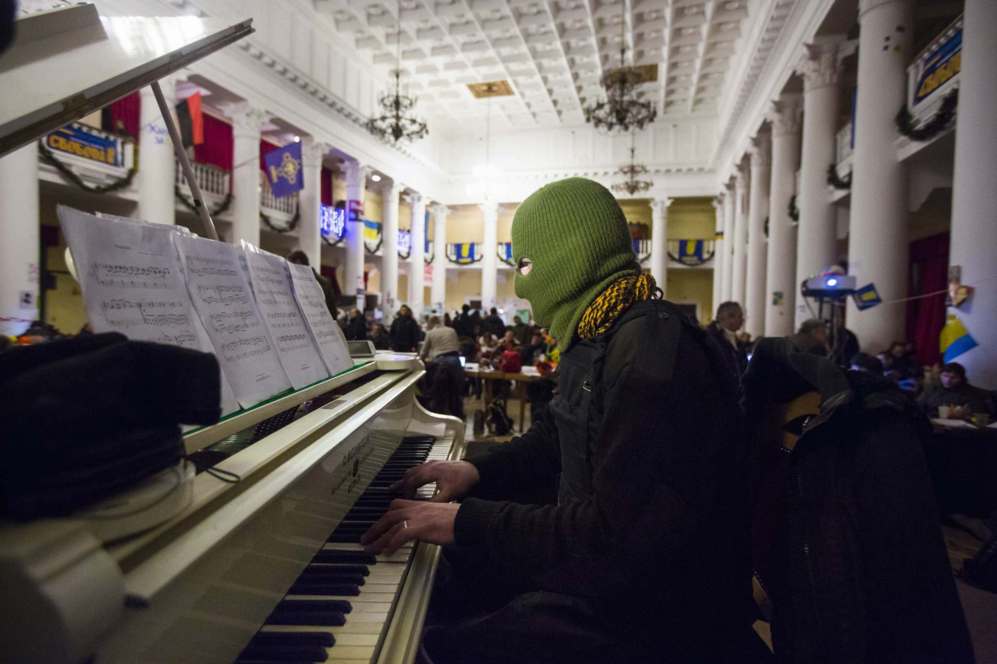 2 de Febrero del 2014. Un hombre enmascarado toca un piano en el...