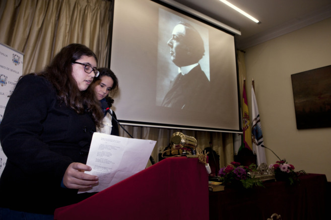 Estudiantes leen poemas de Antonio Machado en el Ateneo de Sevilla.