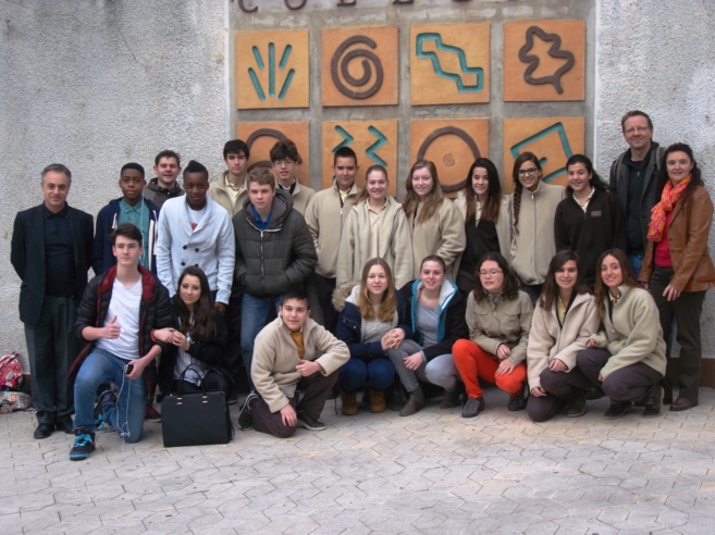 El grupo de alumnos junto al director del Colegio Bilingüe La Devesa...