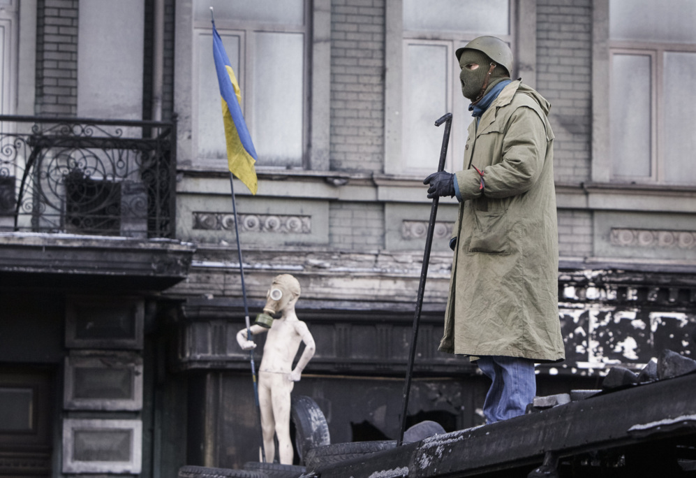 24 de Enero del 2014. Un manifestante junto a un maniqu en una...