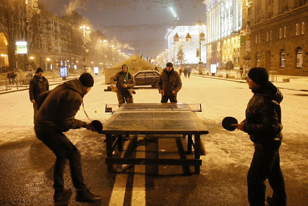 18 de Enero del 2014. Manifestantes pro europeos juegan al pin-pon  en...