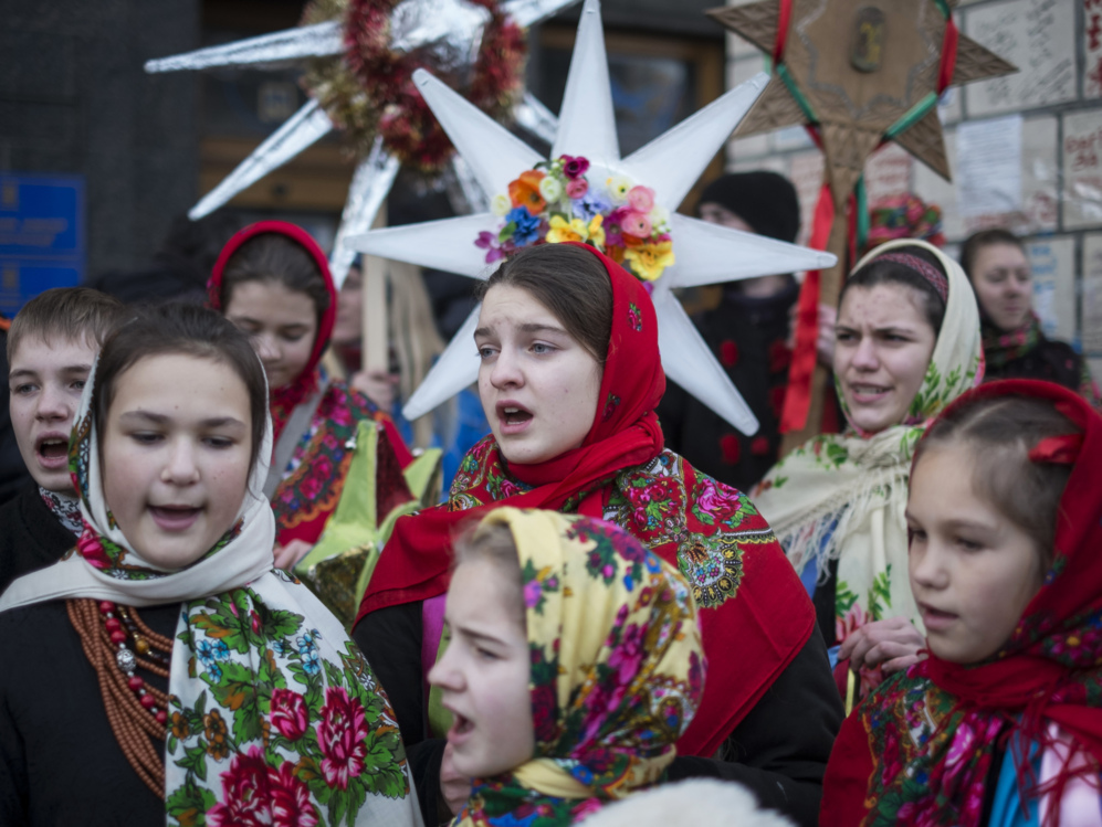 7 de Enero del 2014. Nios ucranianos con trajes tradicionales cantan...