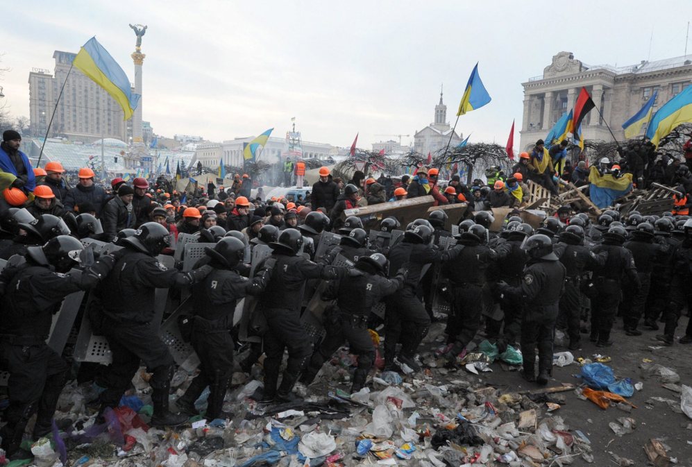 11 de Diciembre de 2013. Manifestantes contra Viktor Yanukovich chocan...