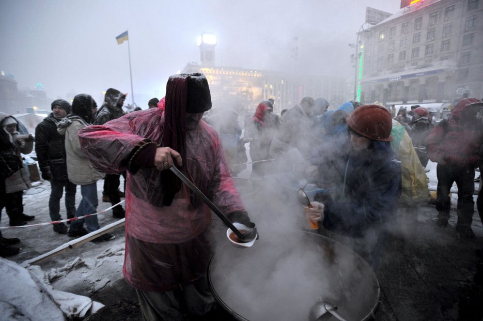 10 de Diciembre de 2013. Activistas pro europeos preparan la cena...