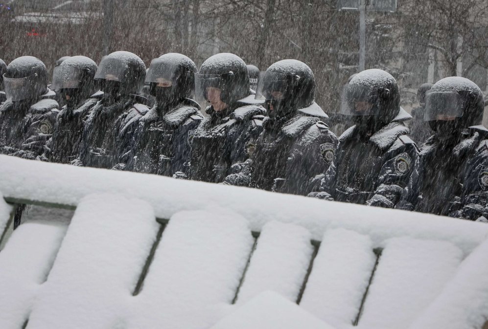 09 de Diciembre de 2013. Policas hacen guardia durante las nevadas...