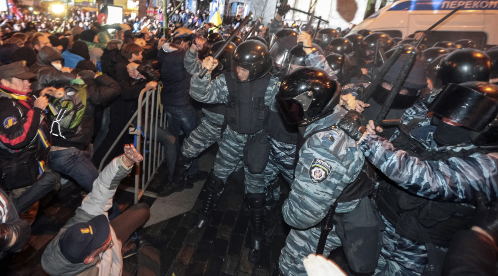 26 de Noviembre de 2013.  Manifestantes chocan con la polica...