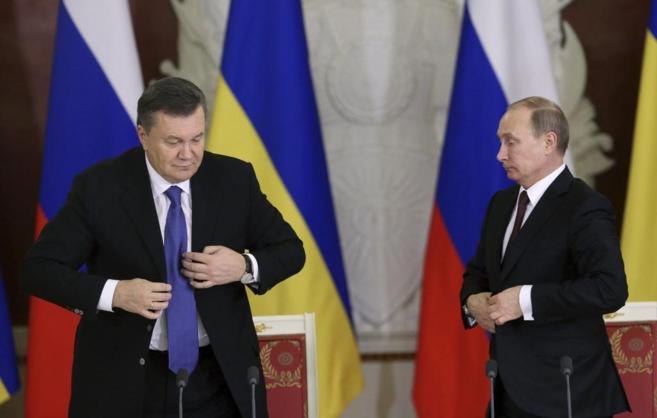 El presidente ucraniano, Victor Yanukovich (izqda.), con su homólogo...