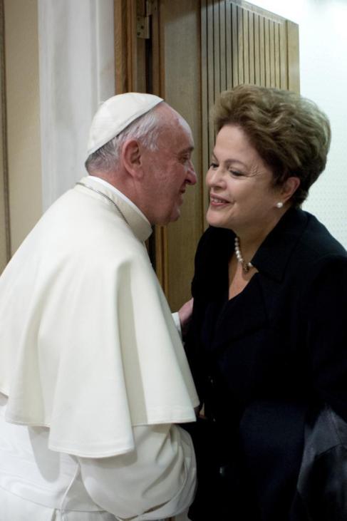 El Papa Francisco y Dilma Rouseff, se saludan en el Vaticano.