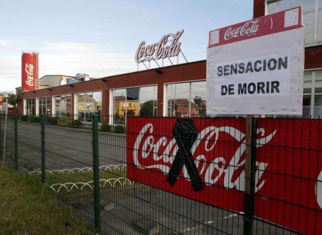 Carteles contra el cierre de la planta embotelladora de Coca- Cola en...