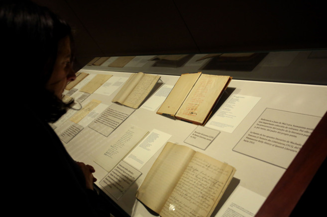Una mujer admira varios de los manuscritos machadianos.