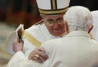 El Papa Francisco y el Papa Emrito.