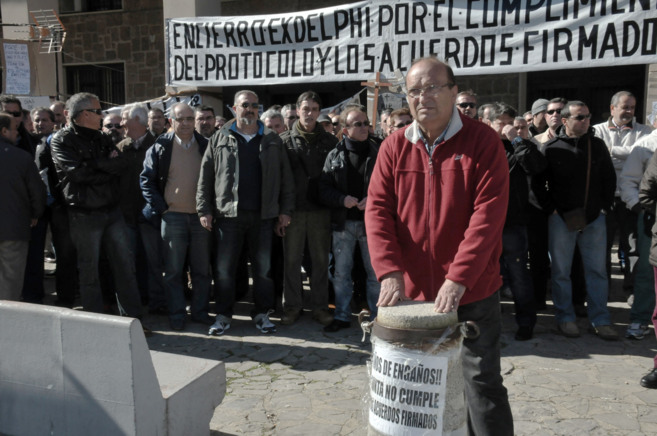 Protesta de los ex trabajadores de Delphi, a las puertas de la sede de...