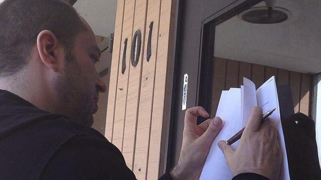 Jan Koum firma el contrato con Facebook en la puerta de la antigua...
