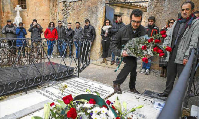 Alumnos del Instituto Antonio Machado llevan flores a la tumba de...
