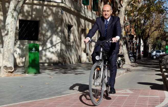El concejal de Transporte, Alfonso Novo, pasea en bicicleta por el...