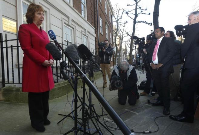 Catherine Ashton realiza declaraciones ante los medios.