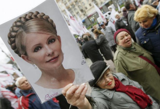 Una mujer sostiene una imagen de Yulia Timoshenko, lder de la...