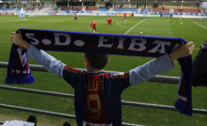 Un joven seguidor del Eibar, en el estadio de Ipura antes del...