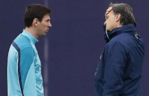 Messi y Martino charlan durante un entrenamiento.