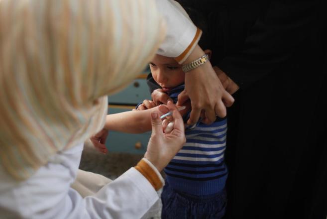 Un nio recibe la vacuna de la polio en Palestina.