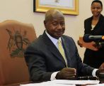 El presidente de Uganda, Yoweri Museveni, firmando la nueva ley en...