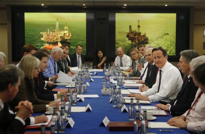 Cameron (tercero por la derecha), con sus miembros de gabinete en la...