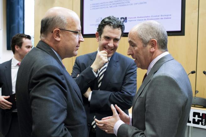 Josu Erkoreka conversa con el fiscal superior, Juan Calparsoro y el...