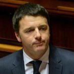 El primer ministro italiano, Matteo Renzi (d), toma la palabra en el...