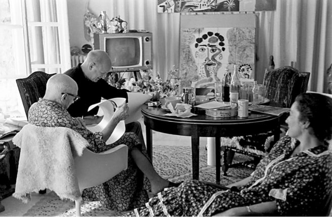 Picasso, William Hartmann y Jacqueline, en Mougins en  1966 en un...
