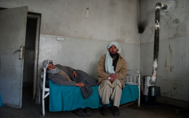 Dos pacientes en un hospital afgano