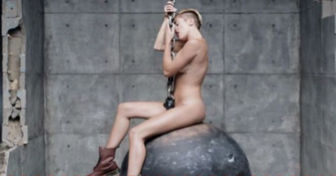 Fotograma de Miley Cyrus en el polmico videoclip de 'Wrecking...