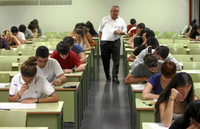Estudiantes valencianos de Bachillerato durante un examen.