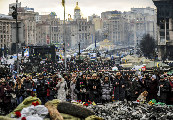 Ciudadanos depositan flores en el centro de la plaza de Kiev en...
