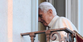 El Papa emrito en el momento de su renuncia.