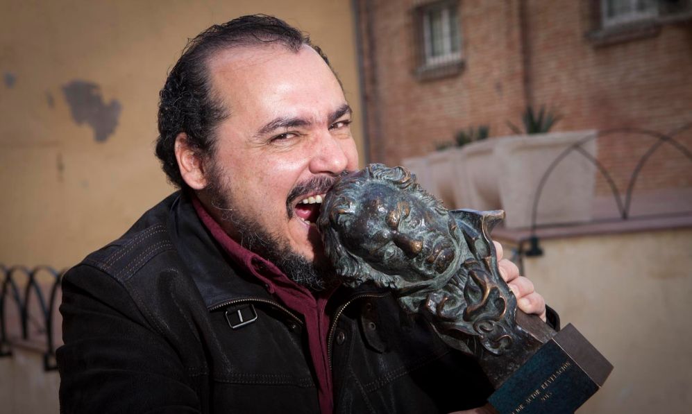 El actor Joaqun Nez bromea con el Goya que gan el ao pasado...