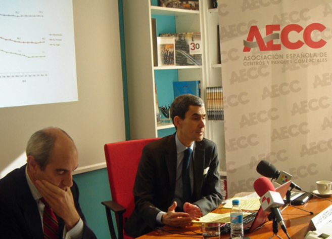 Javier Hortelano, presidente de la AECC (dcha.), y el vicepresidente...