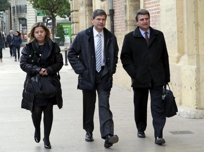 Alfonso Bataller, su representante legal y su jefa de prensa, a la...