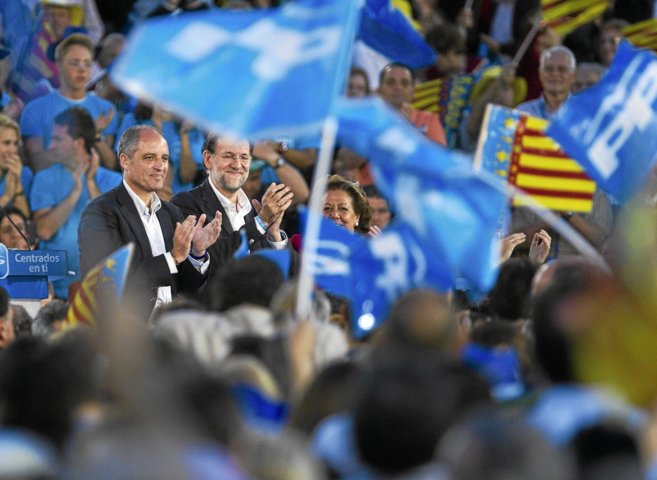 Francisco Camps, Rajoy y Rita Barberá en el mitín central de la...