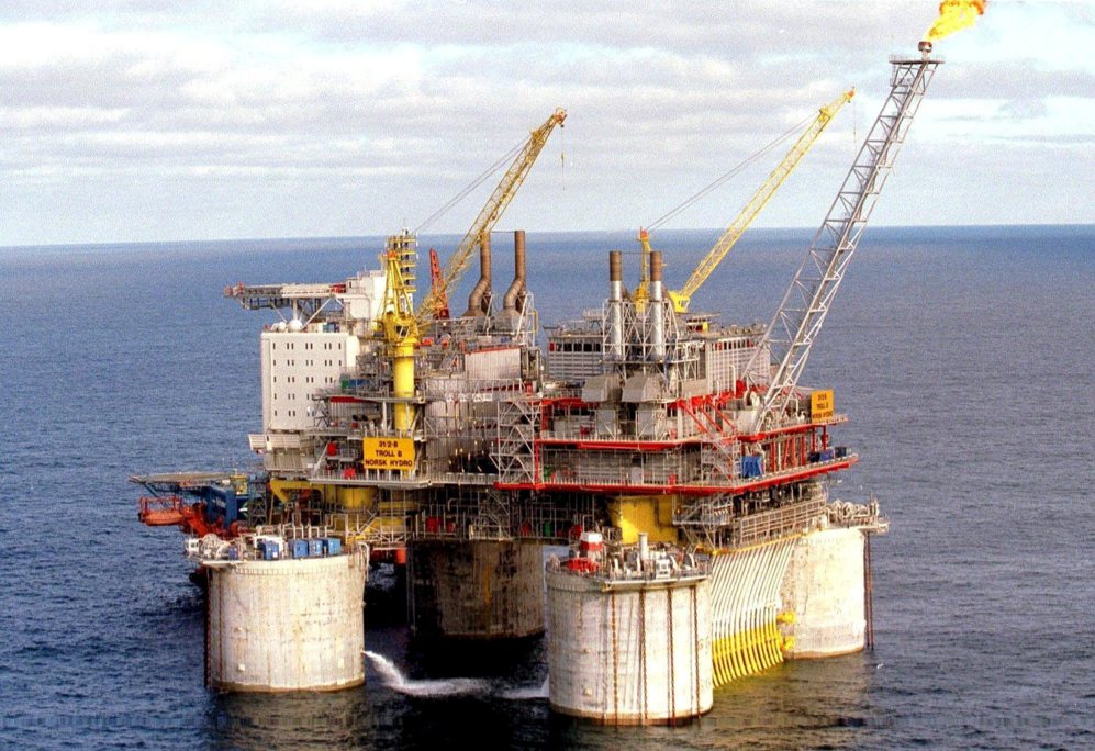 Foto de una plataforma petrolfera frente a las costas de Noruega, en...