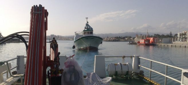 El barco que se subastará remolcado al puerto de Vélez Málaga.