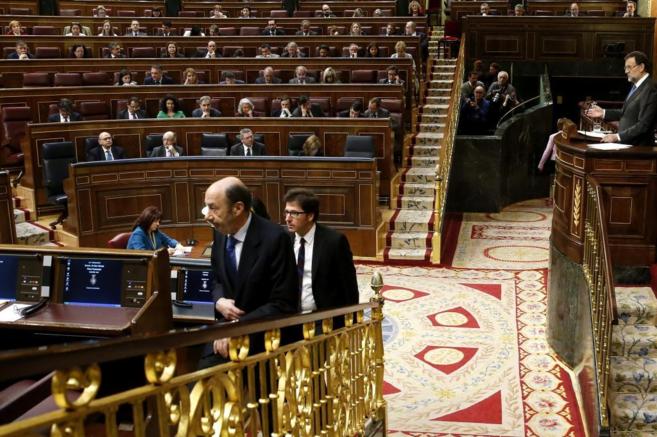 Uno de los momentos del debate con Rajoy en la tribuna y Rubalcaba...