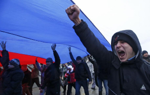Manifestantes bajo la bandera rusa en Crimera.