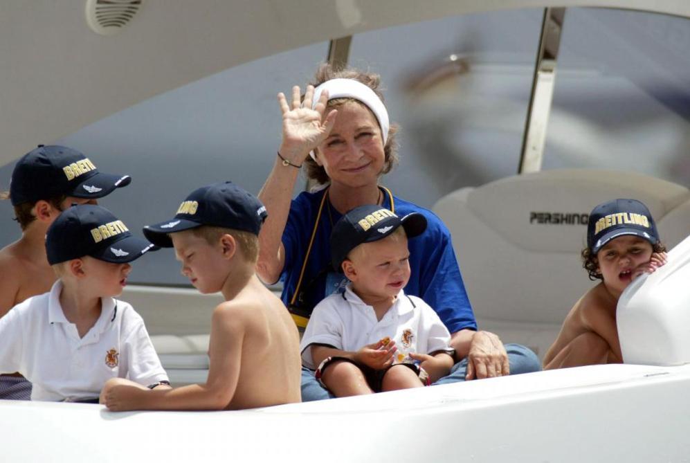 La Reina Sofa saluda dede un yate, con sus nietos, en Palma de...