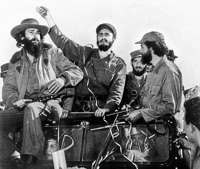 Fidel Castro (Cc). Camilo Cienfuegos (i) y Hber Matos (d) entran...