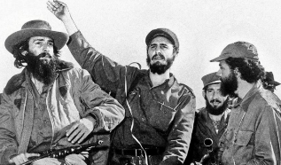Castro (Cc), Cienfuegos (i) y Matos (d) en 1959.