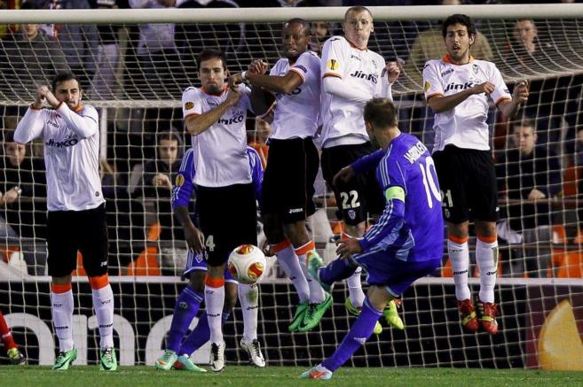 La barrera del Valencia detiene un disparo de falta del Dinamo de...