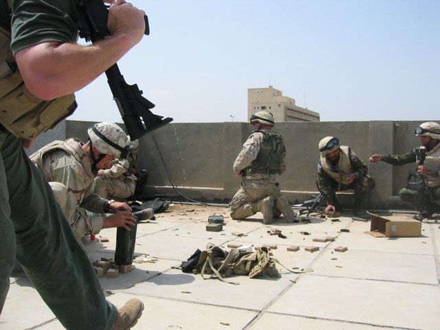4/4/04 Soldados americanos y salvadoreos combaten desde una terraza....